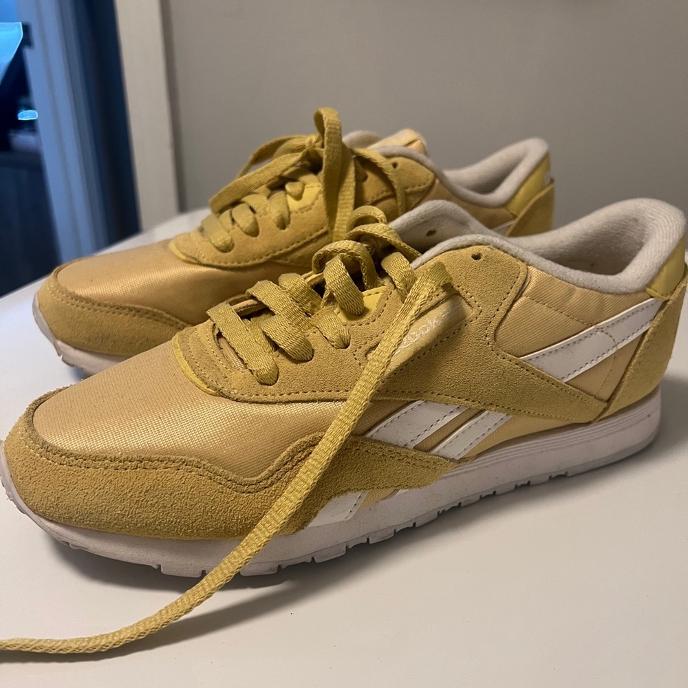 Reebok Women’s Classic Nylon Sneakers in Mustard Yellow Size 8.5